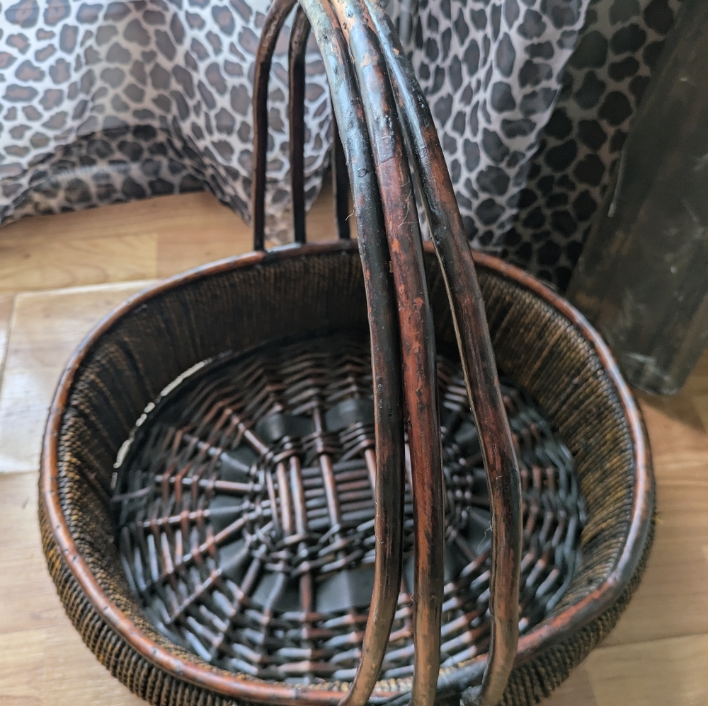 Unique large basket - Picture 2 of 4